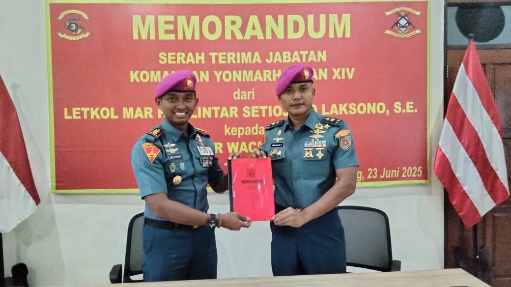 Tongkat Komando Danyonmarhanlan XIV Sorong Bergeser: Letkol Marinir Helilintar Serahkan Memorandum kepada Mayor Marinir Wachid