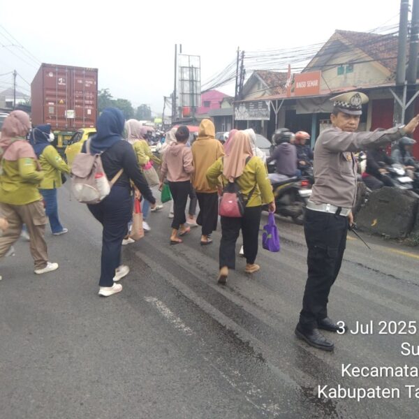 Anggota Polsek Cikupa Laksanakan Protap Pagi di Depan PT. Cingluh, Ciptakan Rasa Aman bagi Pengguna Jalan