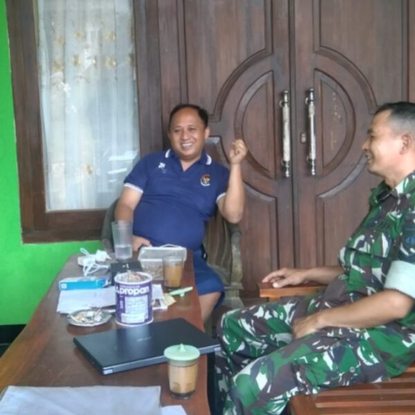 Komsos Bersama Kadus Guntur, Babinsa Koramil Paranggupito Bahas Ini