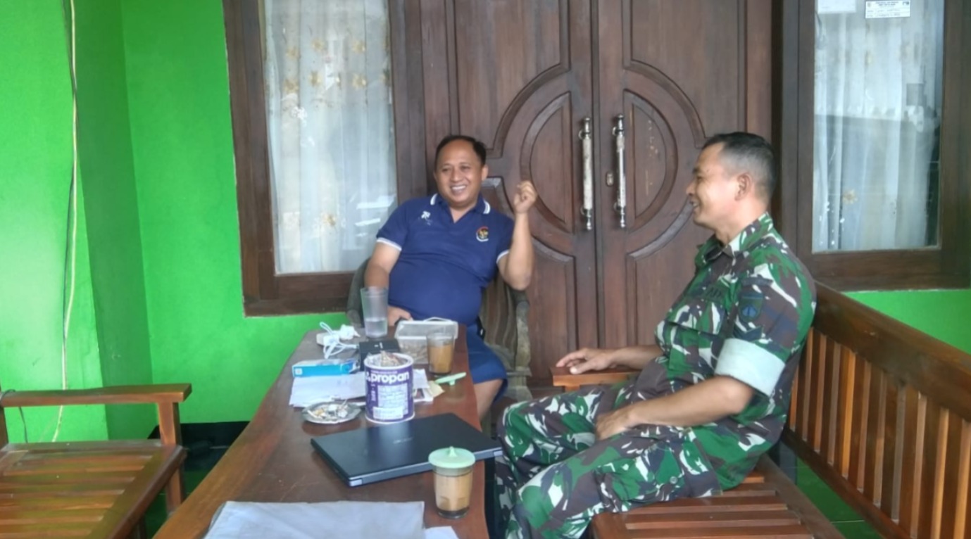 Komsos Bersama Kadus Guntur, Babinsa Koramil Paranggupito Bahas Ini