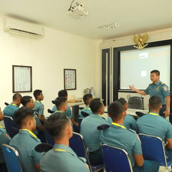 Perkuat Kesiapan Tempur, Koarmada III Gelar Latihan Maintenance Meriam KRI dan Prosedur Misfire