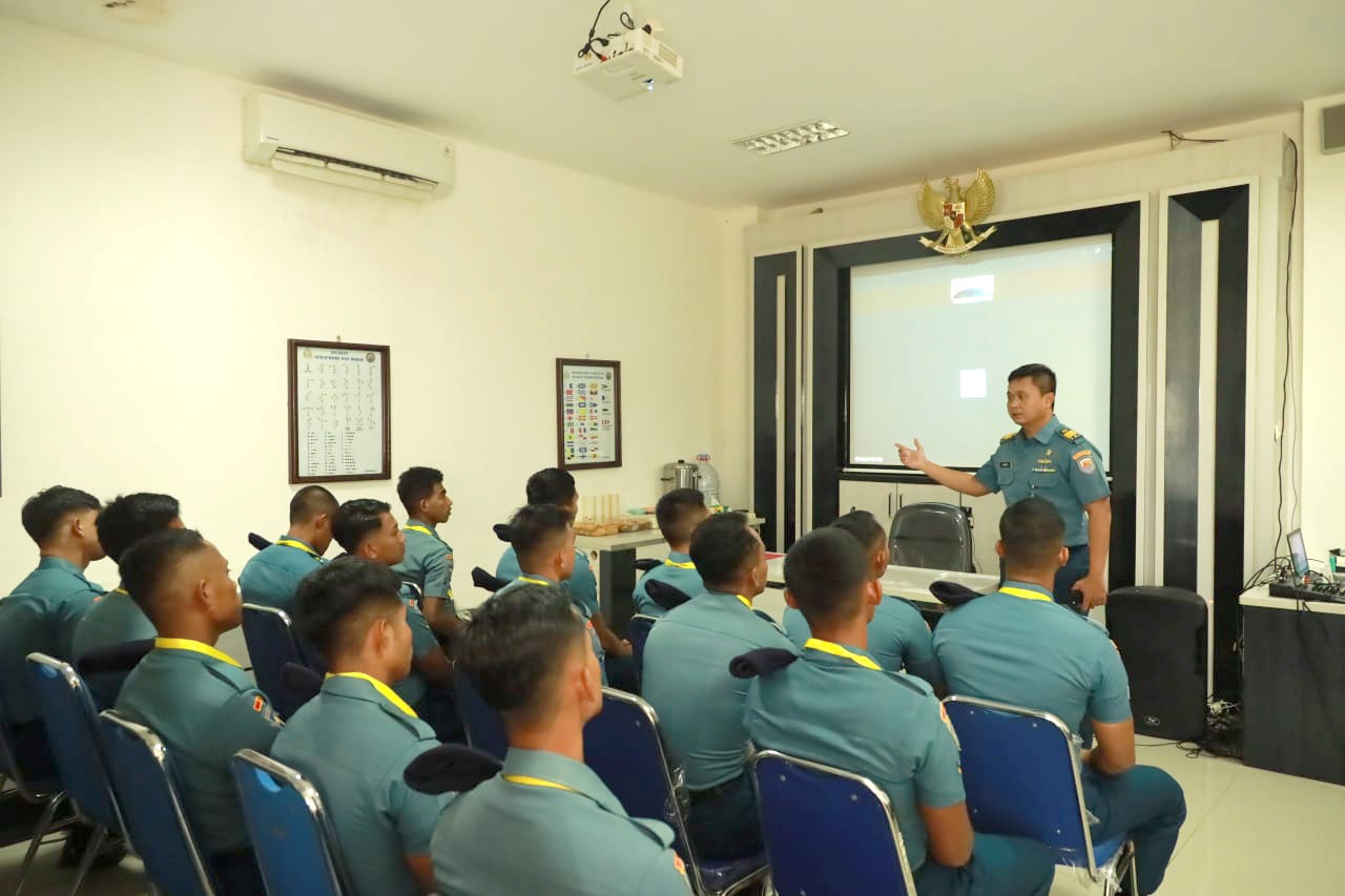 Perkuat Kesiapan Tempur, Koarmada III Gelar Latihan Maintenance Meriam KRI dan Prosedur Misfire
