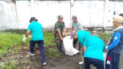 Peduli Lingkungan, Babinsa Ajak Warga Bersih-Bersih Pantai