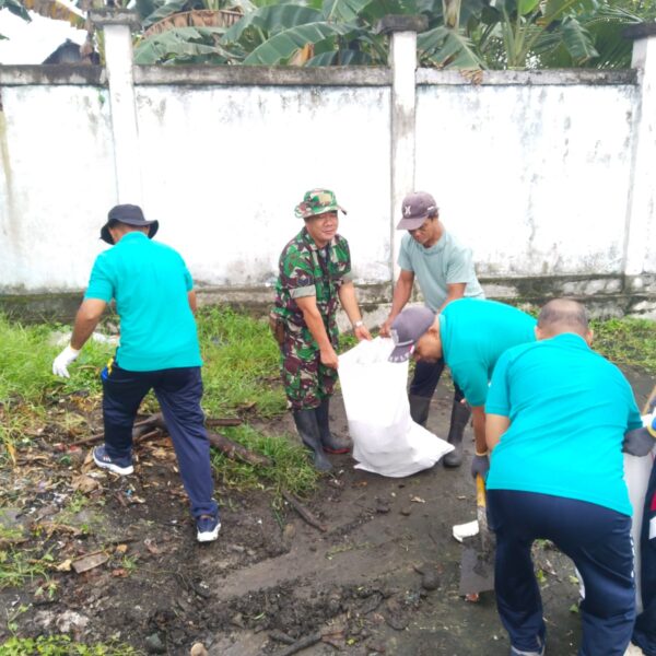 Peduli Lingkungan, Babinsa Ajak Warga Bersih-Bersih Pantai