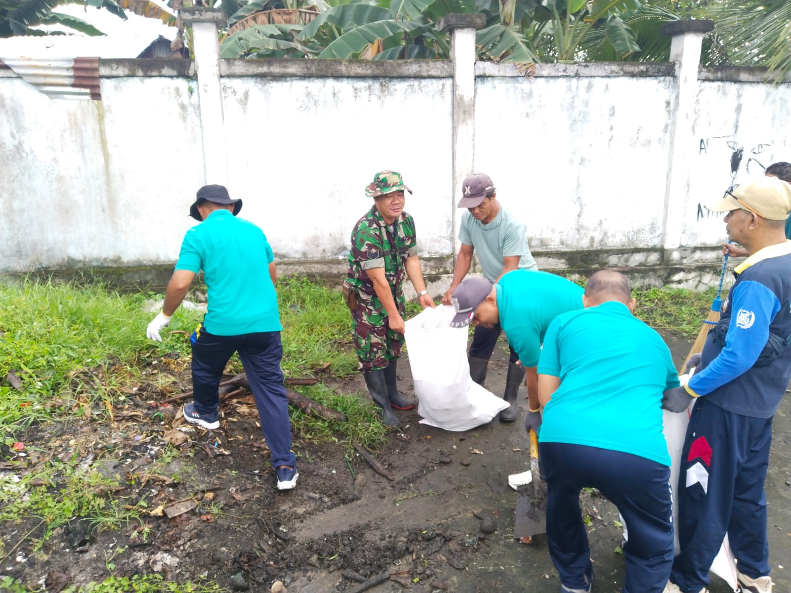 Peduli Lingkungan, Babinsa Ajak Warga Bersih-Bersih Pantai