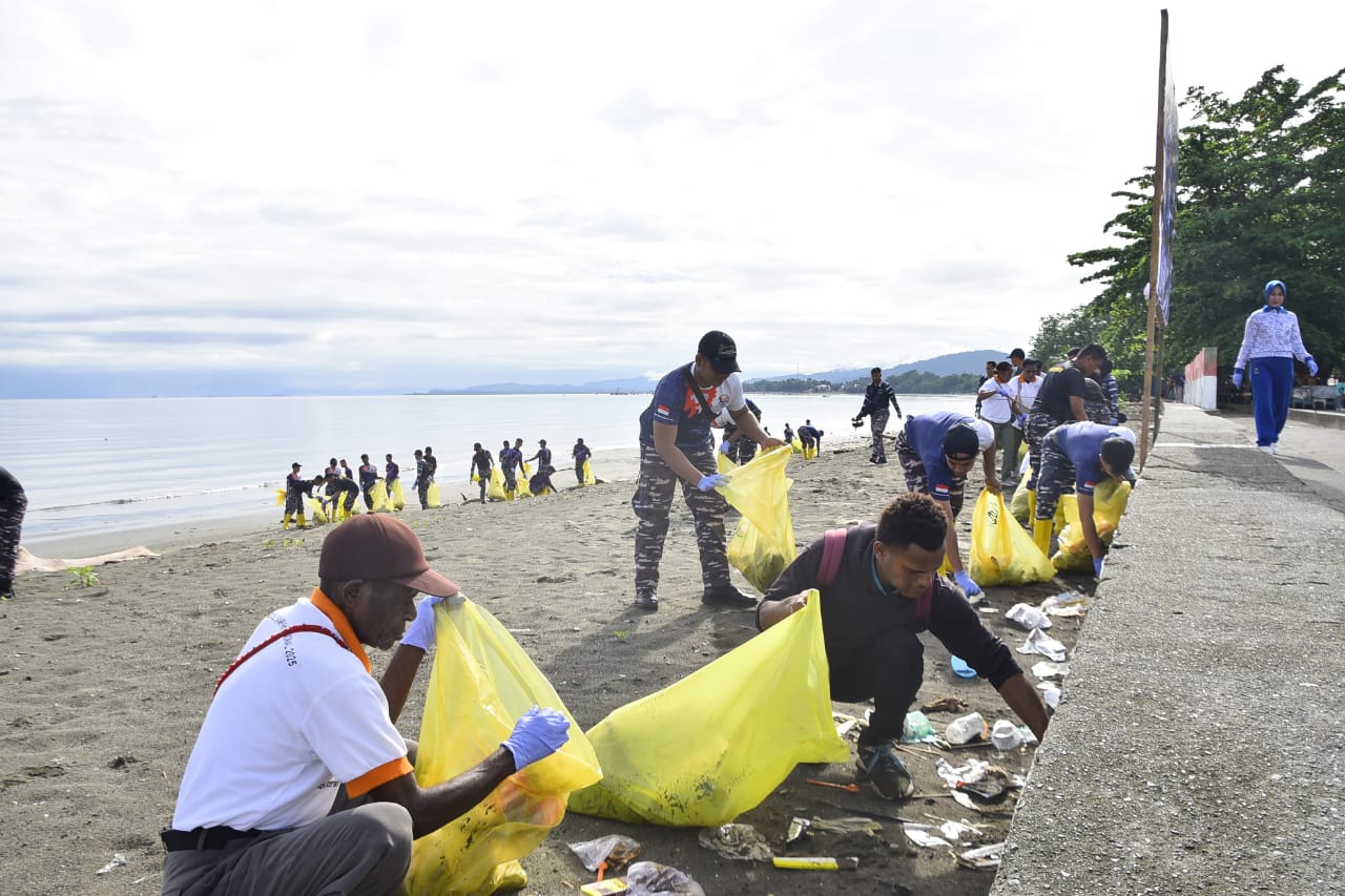 TNI AL Wujudkan Kepedulian terhadap Lingkungan, Gelar Aksi Bersih-Bersih Pantai di Nabire