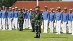 Gubernur Akmil Serahkan Penghargaan Taruna Terbaik Tingkat III dan IV Kecabangan TP 2024/2025