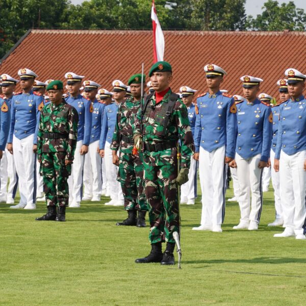 Gubernur Akmil Serahkan Penghargaan Taruna Terbaik Tingkat III dan IV Kecabangan TP 2024/2025