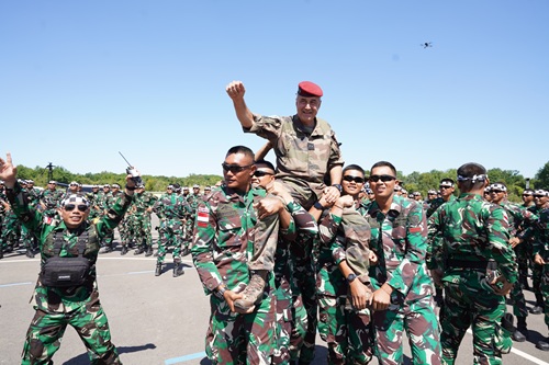Momen Kejutan Dari TNI Untuk Wakil Gubernur Militer Perancis