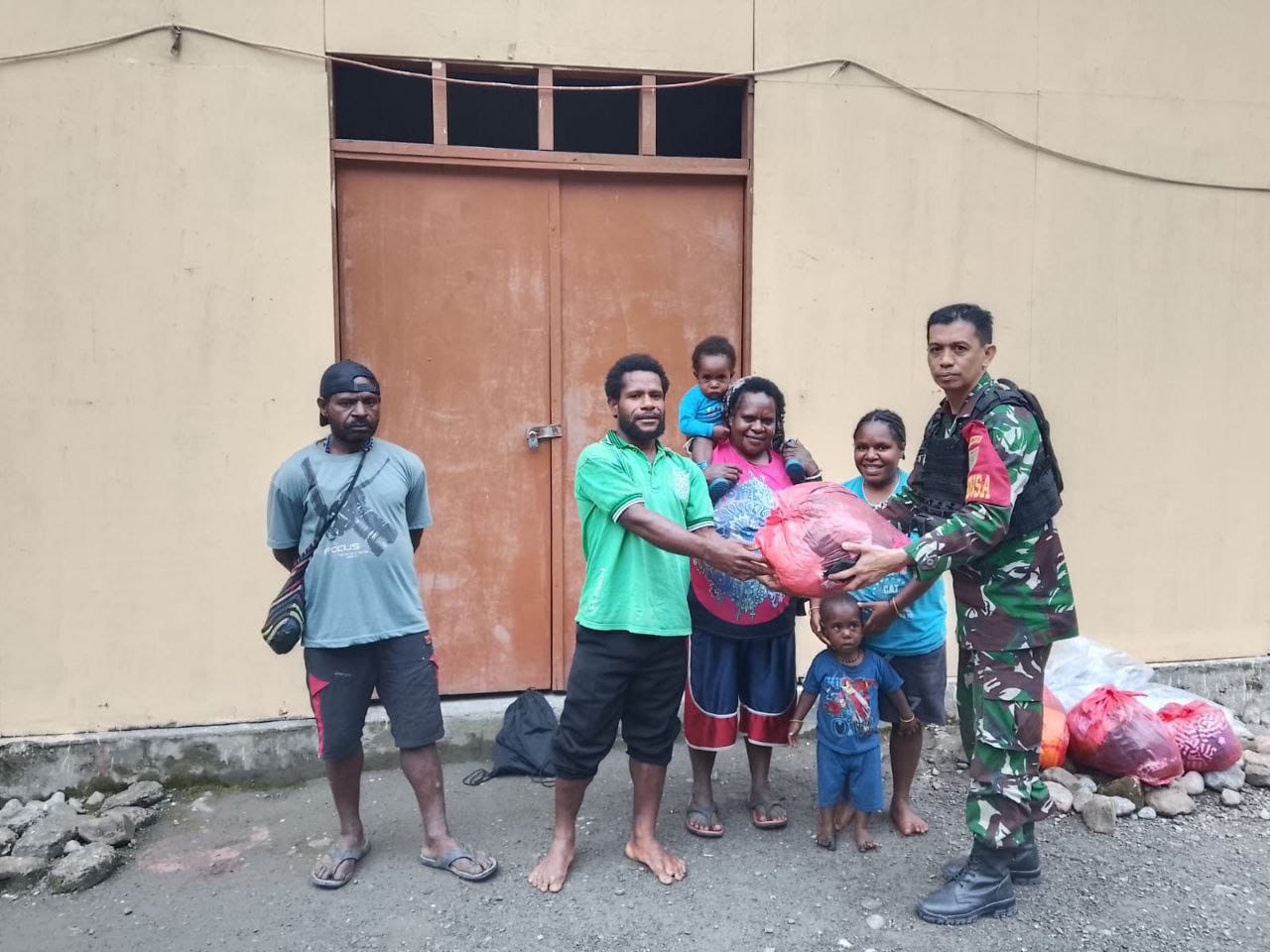 Perkokoh Kemanunggalan, Babinsa Koramil 1710-04/Tembagapura Gelar Komsos Bersama Warga Binaan