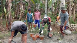 Kebersamaan Terjalin, Babinsa dan Warga Gotong Royong Bangun Pondasi Rumah