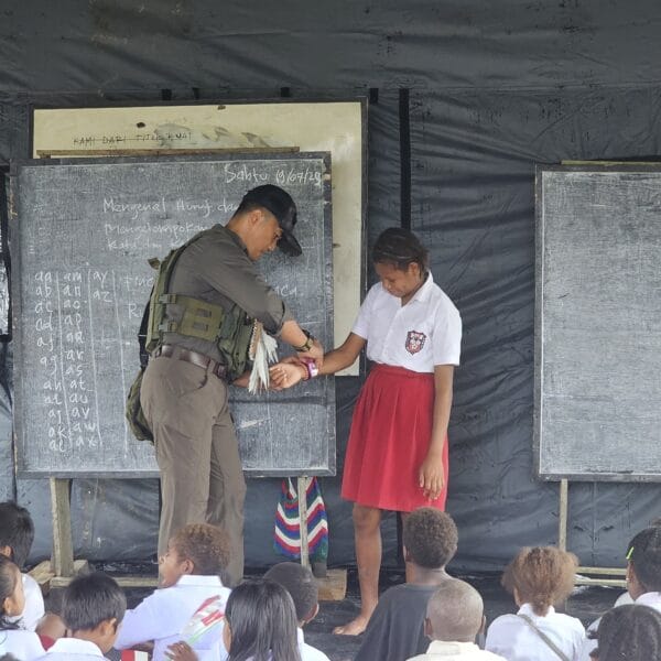 PANGKOGAB WILHAN III BERSAMA SATGAS YONIF 733/MASARIKU GELAR BAKTI SOSIAL, PELAYANAN KESEHATAN, DAN MAKAN GRATIS UNTUK WARGA MUMUGU