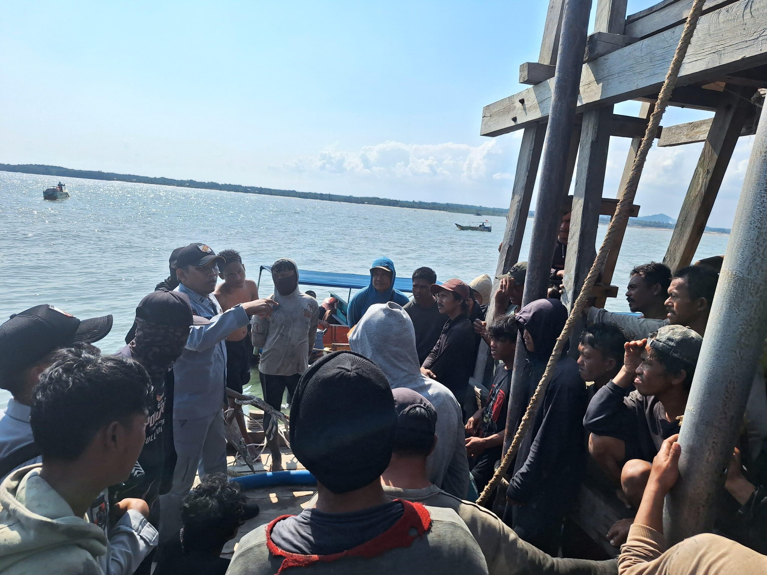Bakamla RI Tertibkan 35 Ponton Tambang Pasir Timah Ilegal di Perairan Bangka Barat