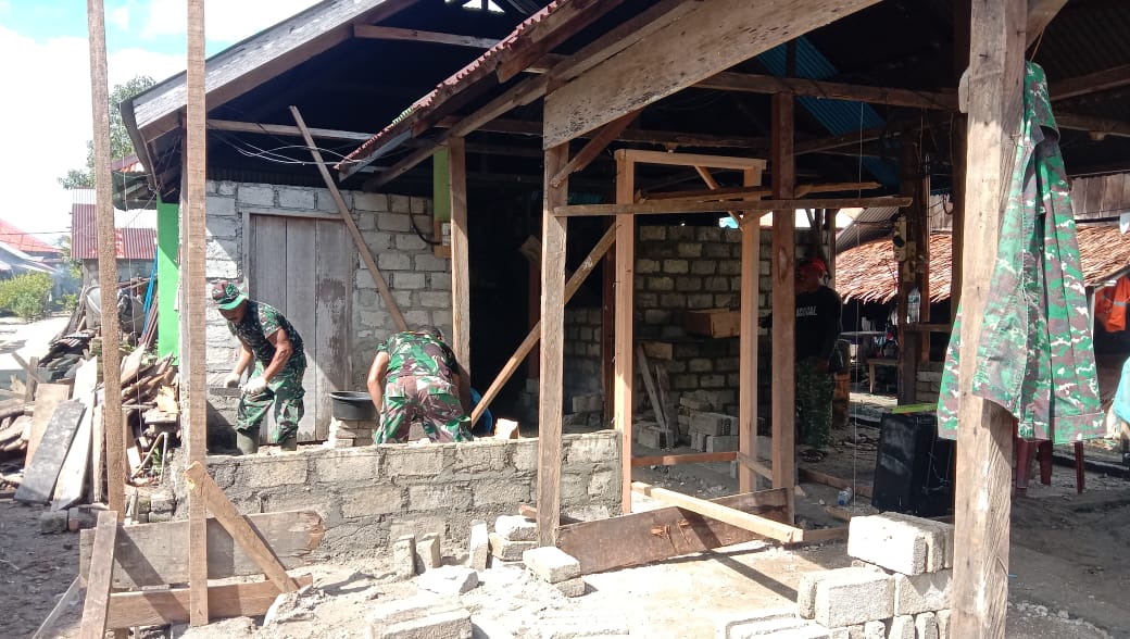 Satgas TMMD Kodim 1506/Namlea Bangun Rumah Tidak Layak Huni di Desa Leku