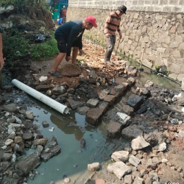 Ketua LSM Warmasindo Kabupaten Bandung Rosmayanti Nababan, SH, Turun Tangan Kerja Bhakti Atasi Banjir 