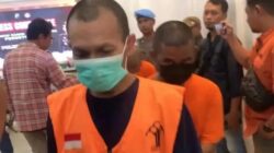 Burung Kakak Tua Semakin Berkicau Karena Di Asupi Makan Gadis Muda