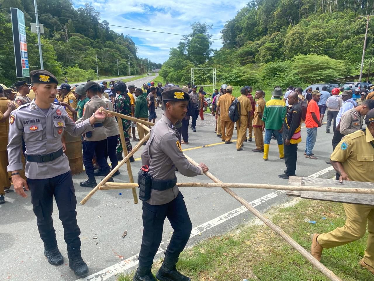 Warga Palang Jalan Depan RS Pratama Maybrat, Polisi dan Pemda Respon Cepat Lakukan Mediasi Warga Palang Jalan Depan RS Pratama Maybrat, Polisi dan Pemda Respon Cepat Lakukan Mediasi