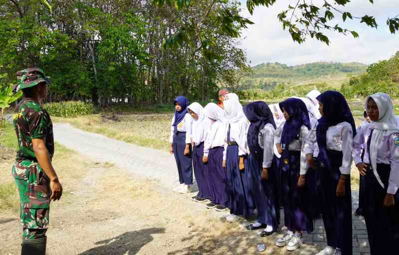 Tanamkan Karakter Kedisiplinan, Satgas TMMD 125 Bojonegoro bekali Pelajar dengan Wasbang dan PBB