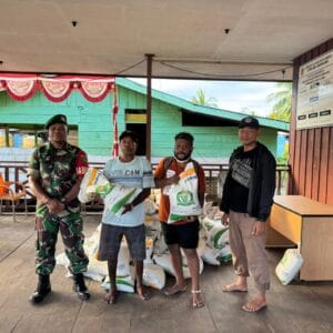 Babinsa Koramil 1710-01/Kokonao Dampingi Penyaluran Beras Ketahanan Pangan Untuk Masyarakat