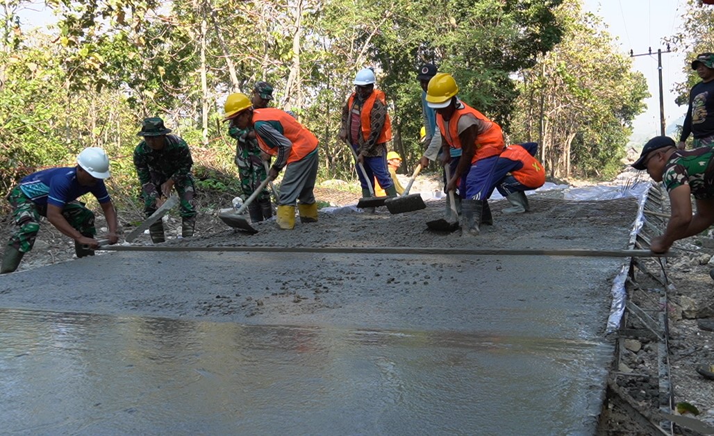 Pembangunan Jalan Cor Beton TMMD 125 Bojonegoro di Desa Soko Terus Dikebut