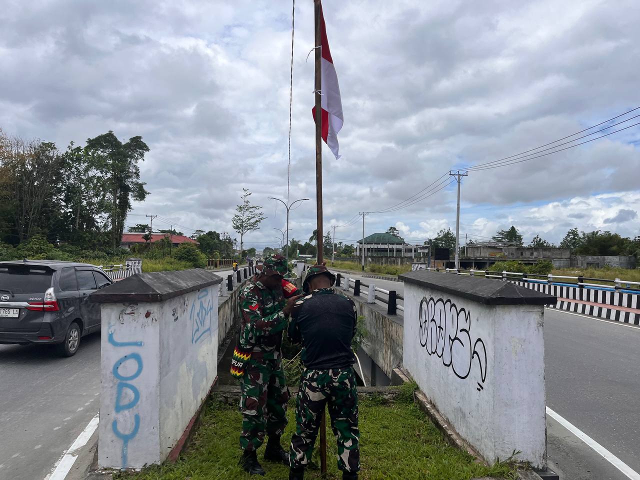 Sambut Bulan Kemerdekaan, Kodim 1710/Mimika Pasang Bendera Merah Putih Di Sepanjang Jalan