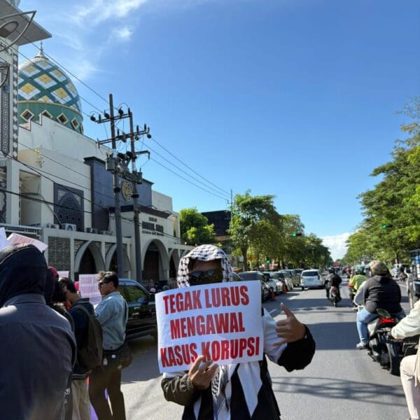 Puluhan Pemuda Demo Kejati Tuntut Usut Keuangan Disdik Jatim