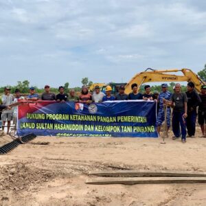 Lanud Sultan Hasanuddin dan Kelompok Tani Pinrang Garap Lahan Bersama Dukung Program Ketahanan Pangan Pemerintah