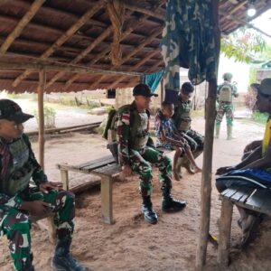Menjalin Kedekatan, Satgas Yonif 312/KH Anjangsana ke Tokoh Masyarakat Kampung Kirely