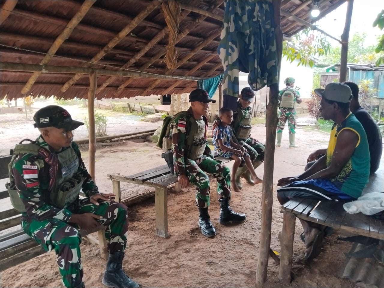 Menjalin Kedekatan, Satgas Yonif 312/KH Anjangsana ke Tokoh Masyarakat Kampung Kirely