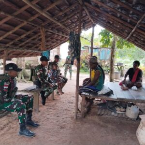 Menjalin Kedekatan, Satgas Yonif 312/KH Anjangsana ke Tokoh Masyarakat Kampung Kirely