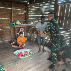 Peduli Warga, Satgas Yonif 126/KC Bantu Pemakaman dan Salurkan Bantuan Sembako di Yomkondo