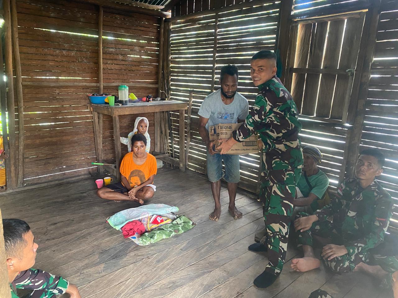 Peduli Warga, Satgas Yonif 126/KC Bantu Pemakaman dan Salurkan Bantuan Sembako di Yomkondo