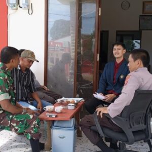 Pastikan Wilayah Binaan Aman, Babinsa Bersama Bhabinkamtibmas Lakukan Komsos Dengan Anggota Linmas