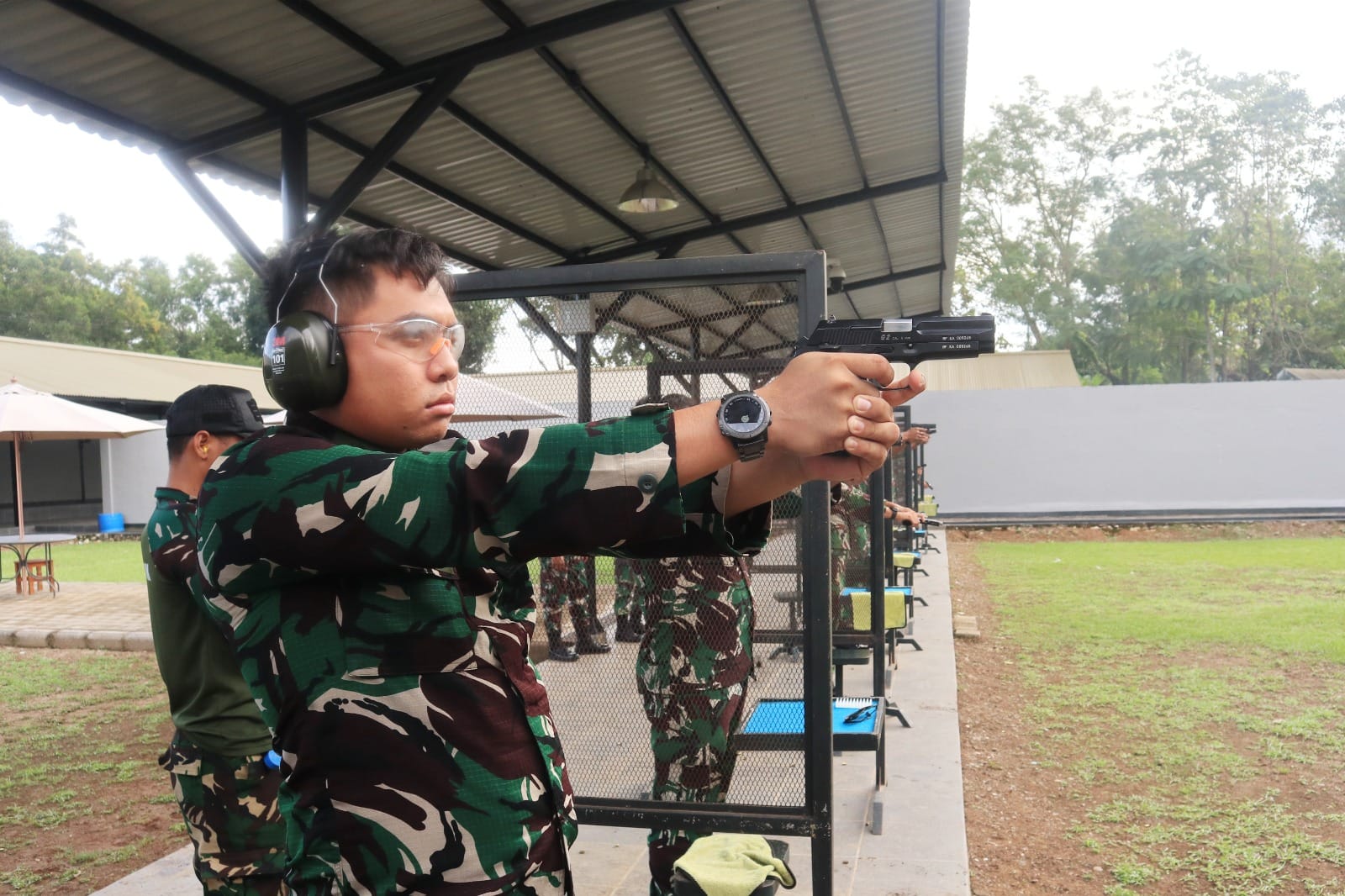 Tingkatkan Kemampuan Prajurit, Lanud Sultan Hasanuddin Gelar Latihan Menembak Pistol