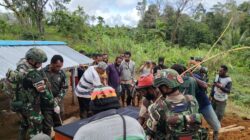 Satgas Yonif 126/KC Bantu Pemakaman Guru Honorer Inspiratif di Kombut