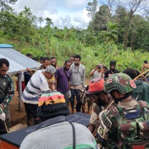 Satgas Yonif 126/KC Bantu Pemakaman Guru Honorer Inspiratif di Kombut