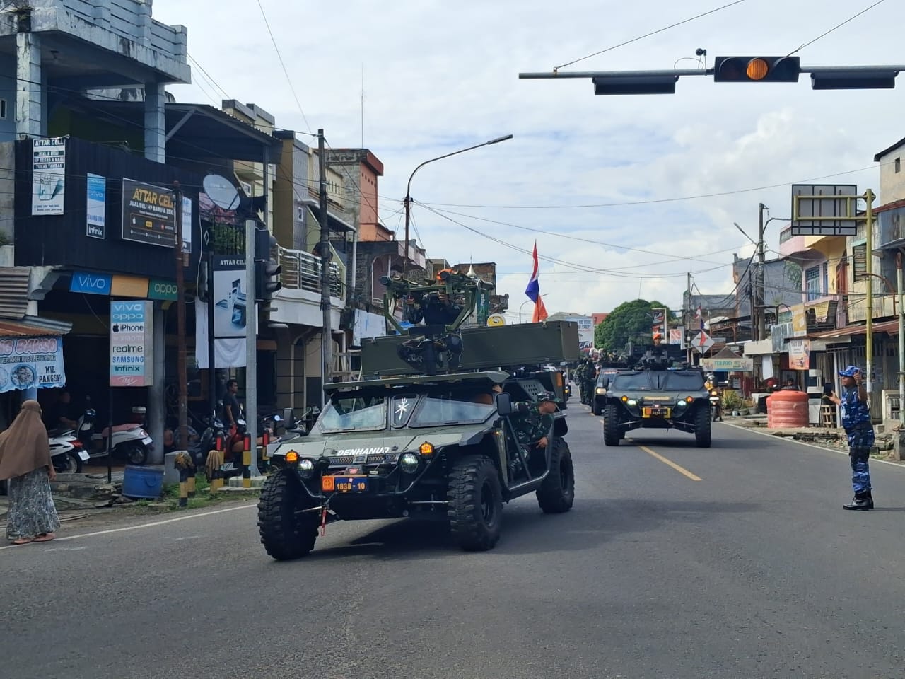 Kadispotdirga Lanud Sultan Hasanuddin Bersama Sekda Kabupaten Pinrang Melepas Parade Festival Dirgantara Bumi Lasinrang Tahun 2025