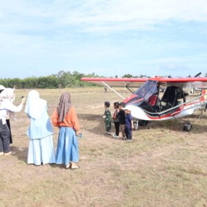 Festival Dirgantara Bumi Lasinrang Dimeriahkan Atraksi Pesawat Ultralight, Aeromodeling, Paramotor, dan Flypass Pesawat C-130 Hercules Festival Dirgantara Bumi Lasinrang Dimeriahkan Atraksi Pesawat Ultralight, Aeromodeling, Paramotor, dan Flypass Pesawat C-130 Hercules