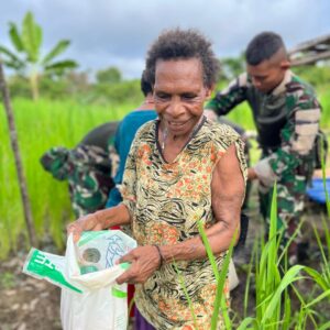 Lanjutkan Program Hanpangan Merah Putih, Satgas Yonif 126/KC Rawat Padi Gogo demi Swasembada Lanjutkan Program Hanpangan Merah Putih, Satgas Yonif 126/KC Rawat Padi Gogo demi Swasembada