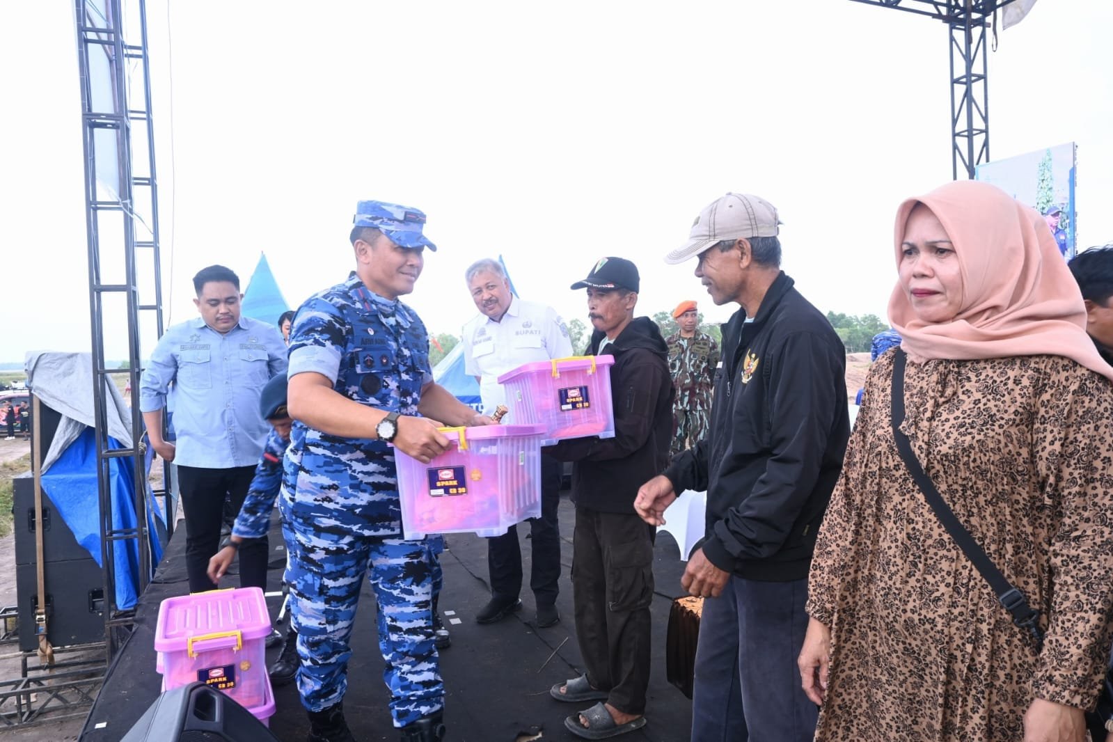 Danlanud Sultan Hasanuddin Bersama Bupati Pinrang Berikan Bantuan Sembako dan Tinjau Sunatan Massal Pada Festival Dirgantara Bumi Lasinrang 2025 Danlanud Sultan Hasanuddin Bersama Bupati Pinrang Berikan Bantuan Sembako dan Tinjau Sunatan Massal Pada Festival Dirgantara Bumi Lasinrang 2025