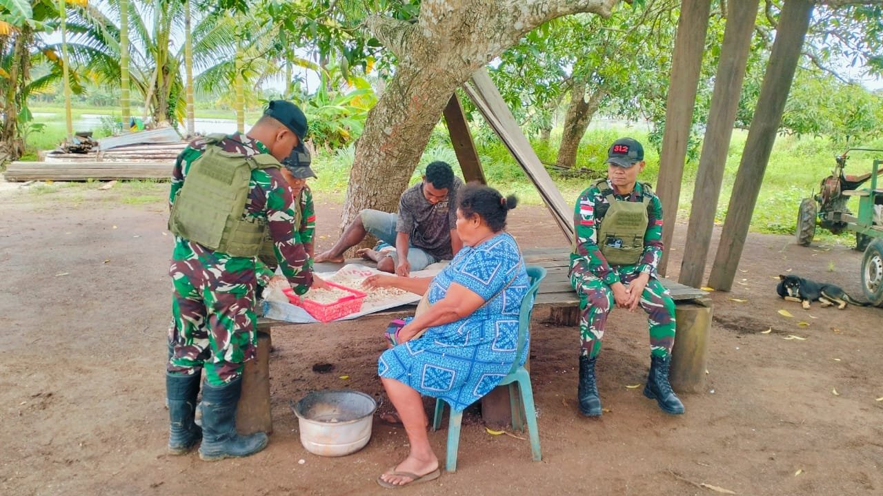 TNI dan Masyarakat Menyatu, Wujudkan Kuler yang Aman dan Damai TNI dan Masyarakat Menyatu, Wujudkan Kuler yang Aman dan Damai