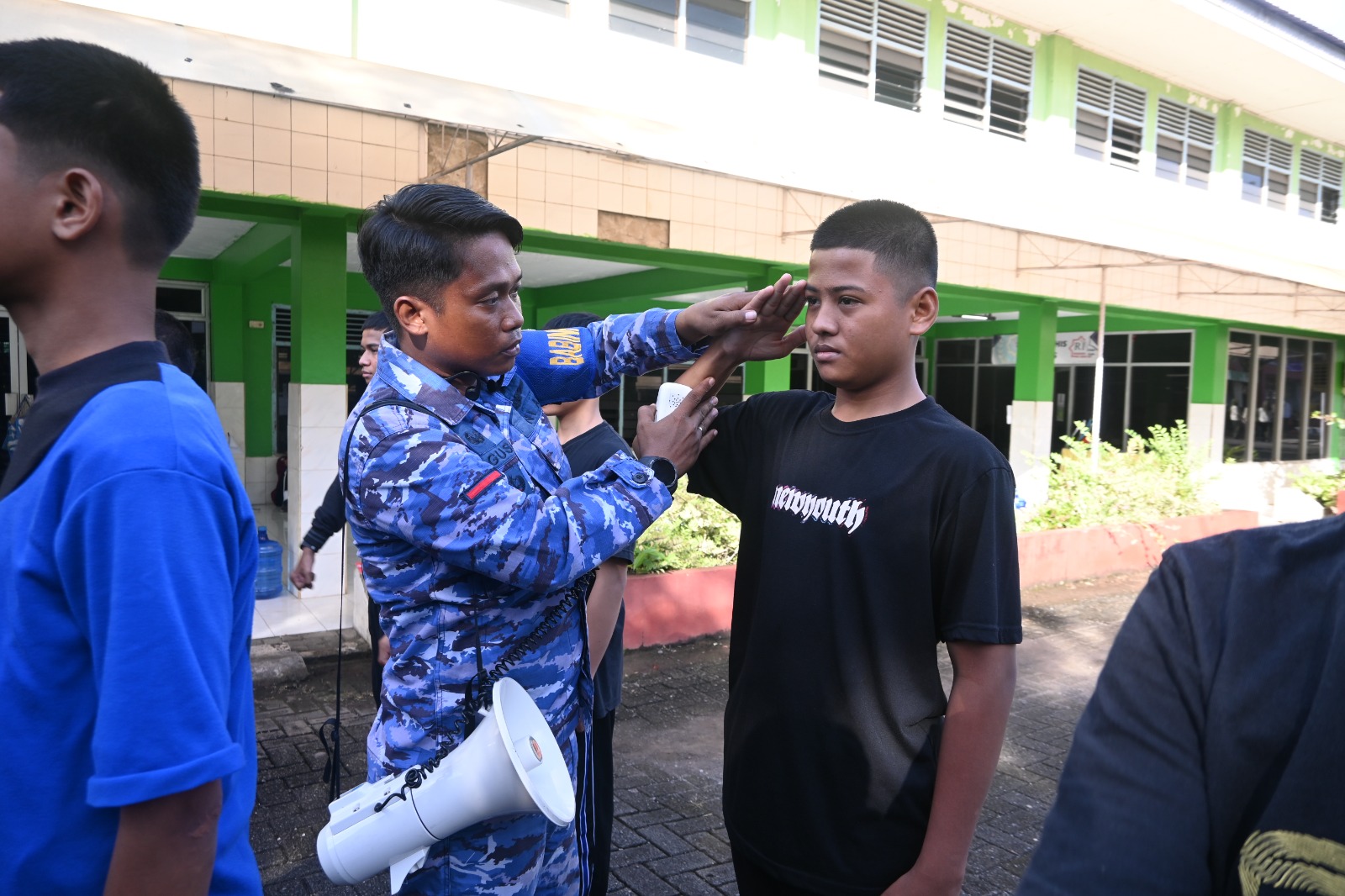 Personel Lanud Sultan Hasanuddin Berikan Pendidikan Karakter Kepada Siswa SMK Darussalam