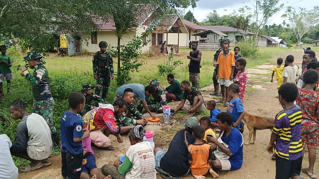 Karya Bakti Merah Putih Satgas 126 dan Warga Umap: Kerja Bareng, Ngopi Bareng
