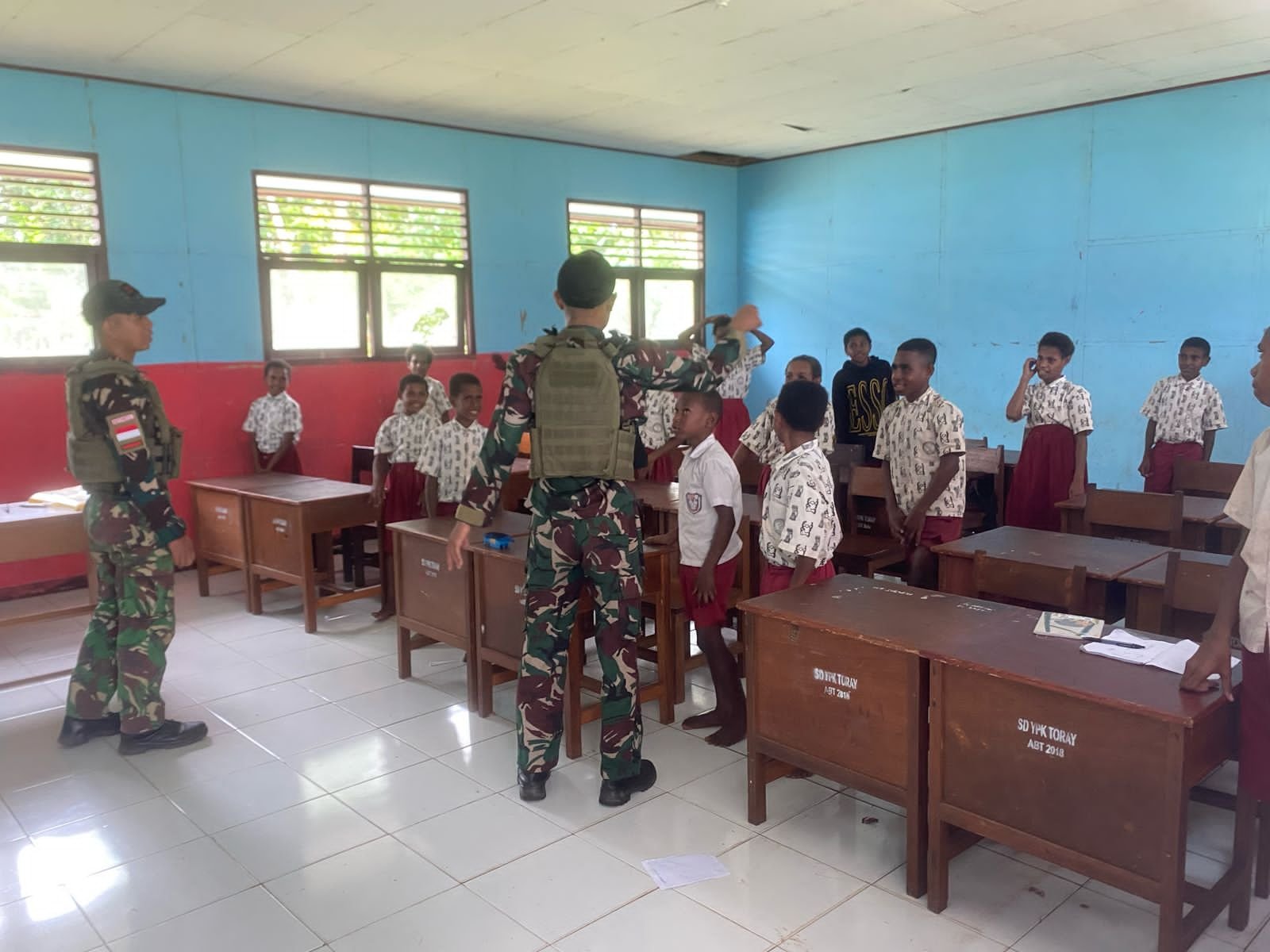 Dari Perbatasan, TNI Mengajar untuk Masa Depan anak Perbatasan! Dari Perbatasan, TNI Mengajar untuk Masa Depan anak Perbatasan!