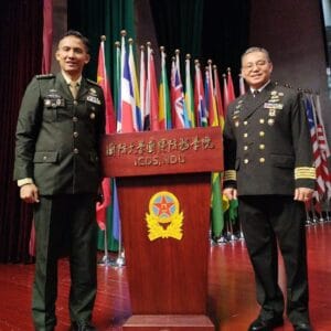Dua Perwira TNI Lulus Pendidikan Defence and Strategic Studies Course di China