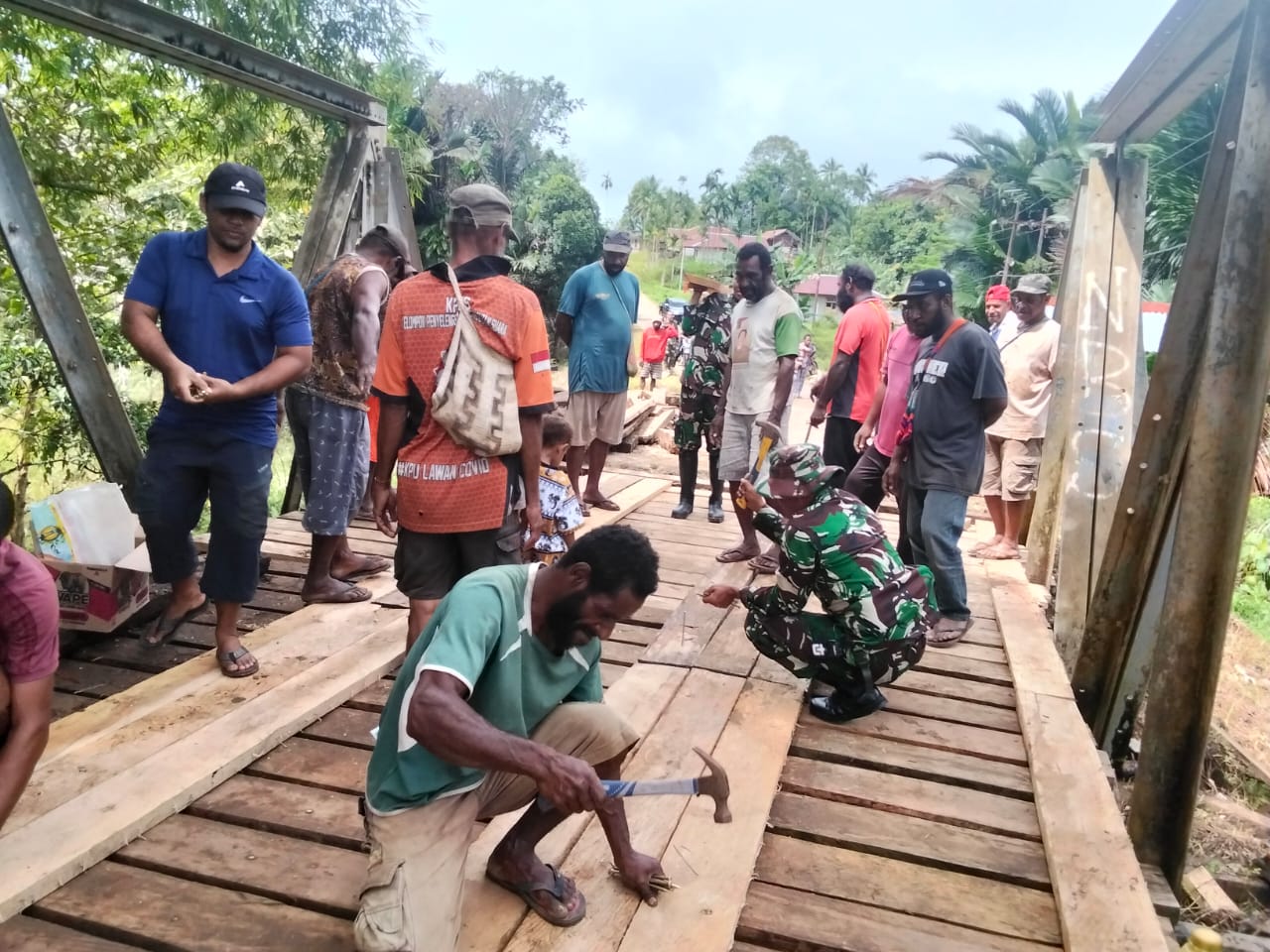 Satgas Yonif 126/KC Bantu Perbaiki Jembatan Oga di Kampung Eksembit