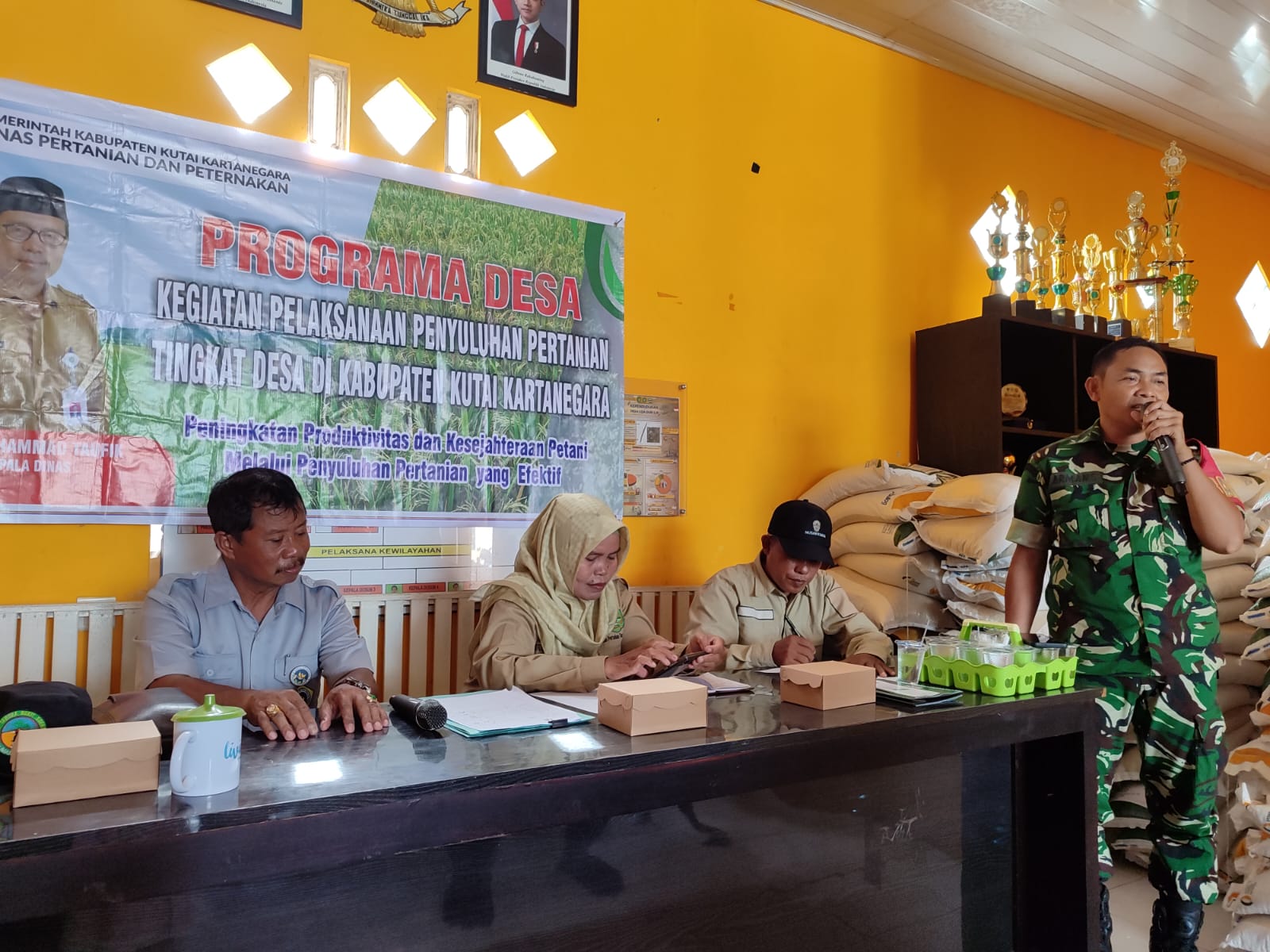 Babinsa Loa Duri Ilir Hadiri Penyuluhan Pertanian Oleh PPL Kepada Poktan