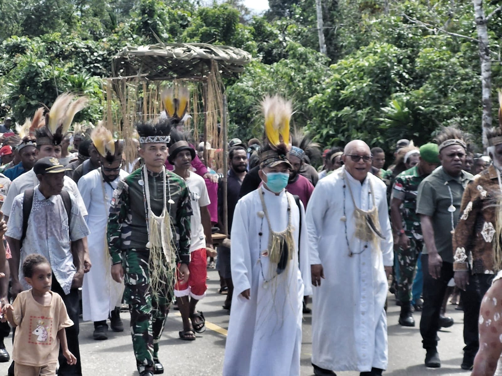 Uskup Agung Merauke dan Satgas 126/KC Satukan Iman di Perbatasan Ninati