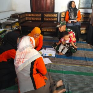 Posyandu Di Desa Kemloko, Koptu Sunarto Babinsa Koramil Nglegok Dampingi Percepatan Penurunan Stunting Posyandu Di Desa Kemloko, Koptu Sunarto Babinsa Koramil Nglegok Dampingi Percepatan Penurunan Stunting