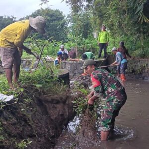 Jaga Kelancaran Pengairan Pertanian, Babinsa Desa Gondang Ajak Warga Kerja Bakti Memperbaiki Tanggul Sungai Jaga Kelancaran Pengairan Pertanian, Babinsa Desa Gondang Ajak Warga Kerja Bakti Memperbaiki Tanggul Sungai